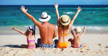 famille heureuse à la plage