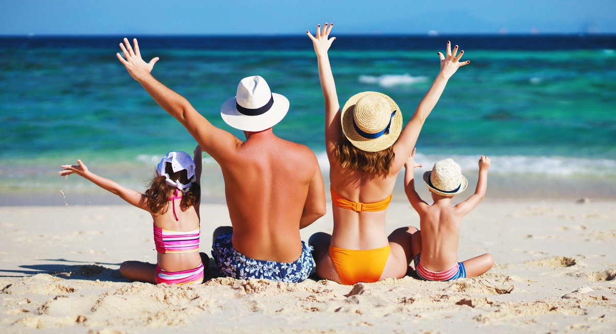 famille heureuse à la plage